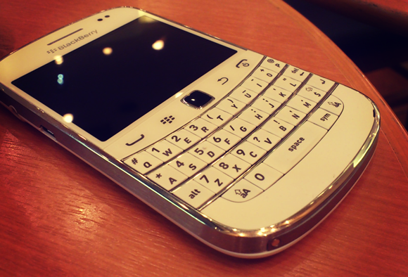 blackberry-bold-9900-white