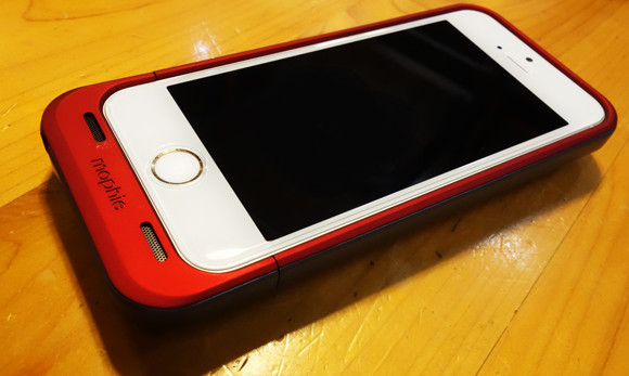 Iphoneの充電をmicrousb化し 駆動時間を2倍に伸ばせる夢の バッテリー内蔵カバー Iphone 5s Mophie Juice Pack レビュー すまほん