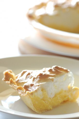 679px-Mum's_lemon_meringue_pie_slice