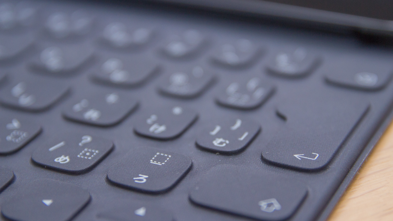 念願のJIS配列！10.5インチ iPad Pro Smart Keyboardレビュー 