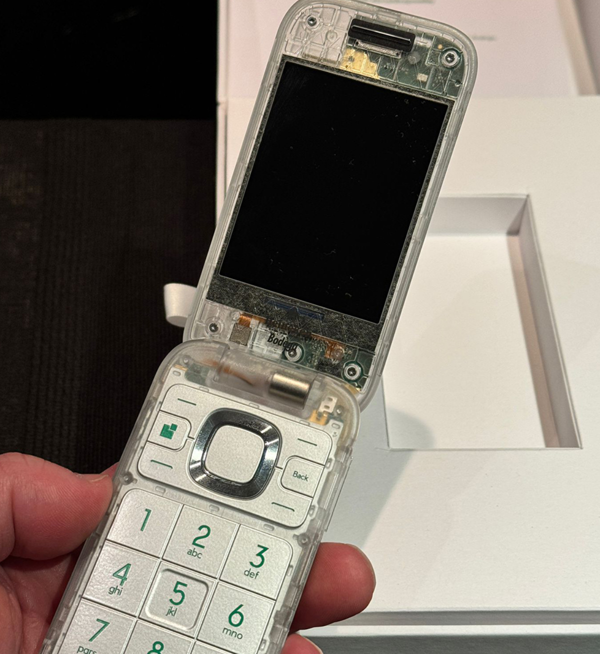 ハイネケンから「退屈フォン」登場。30万画素カメラ、HMD製、Nokia 2660 Flipベース